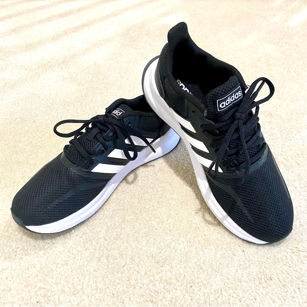 NWOB Big Kids 5y Adidas black and white running sneakers